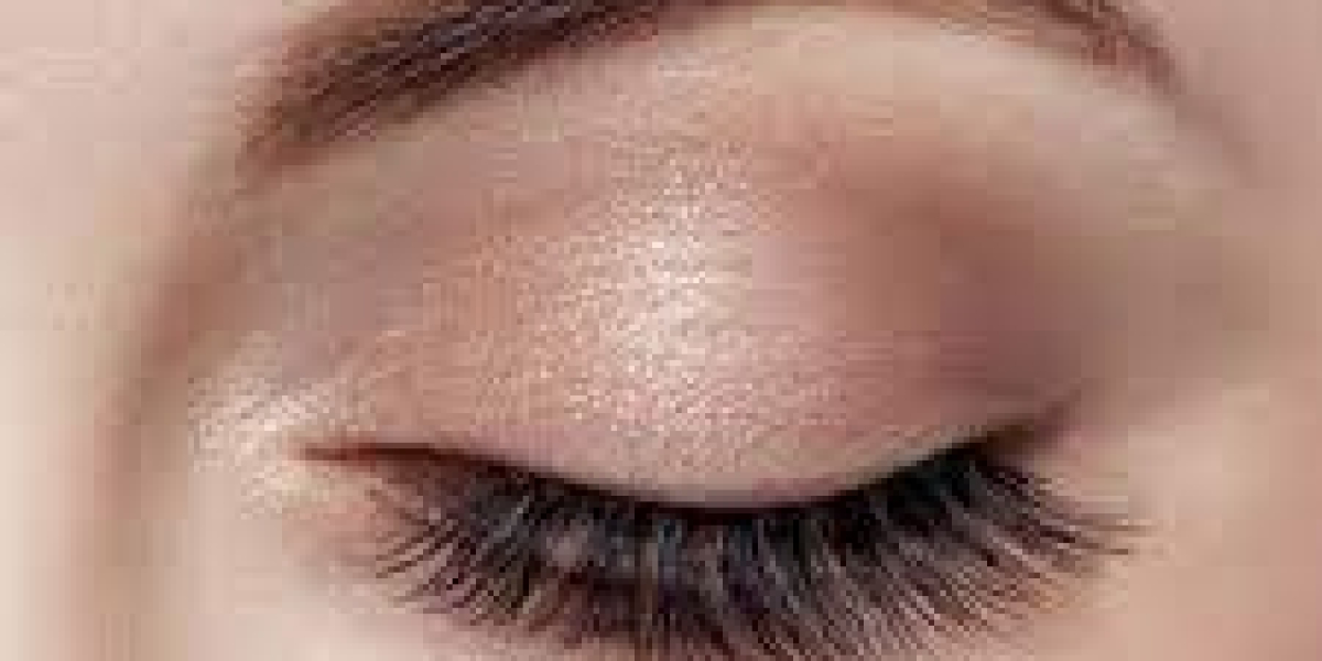 Feather Eyelashes: The Ultimate Statement in Eye Makeup