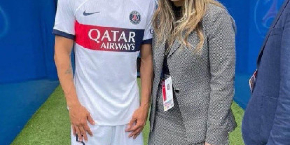 Pricurljal gostujoči komplet PSG 23-24