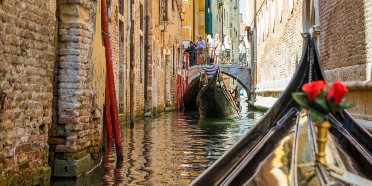Venice Gondola Tours: Navigating the Waterways of Romance