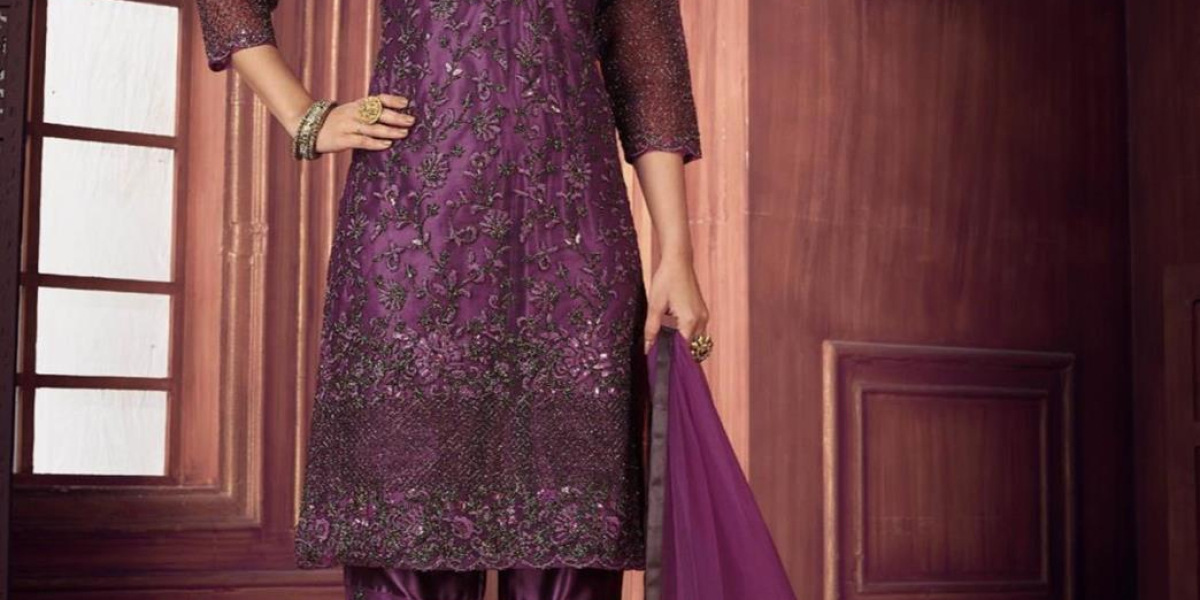 35 Style Statements Karisma Kapoor Made to Inspire New-Age Brides