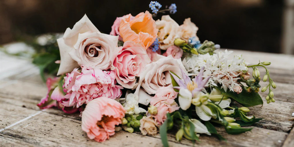 How Do Condolence Flowers Provide Comfort in Times of Grief?