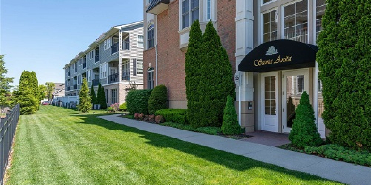 What is the average price range for condos and townhomes in Woodbury, NY?