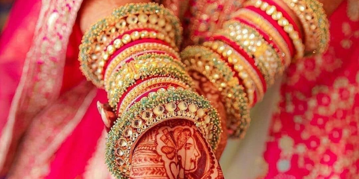 Kundan necklaces feature the Kundan style of jewelry