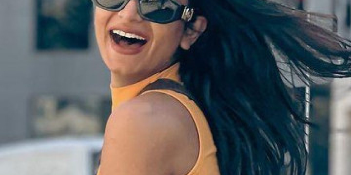 Solving App Issues and Exploring Celebrity HD Photos and Biographies