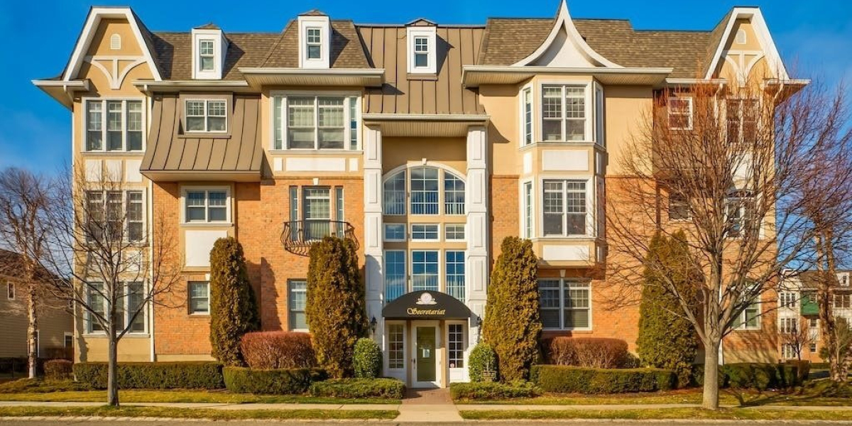 How to contact a real estate agent to help you find the perfect luxury condo in Westbury