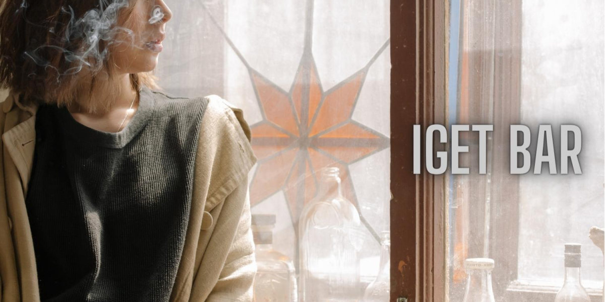 What are the key features and benefits of the IGET BAR vape, and how does it compare to other vaping devices on the mark