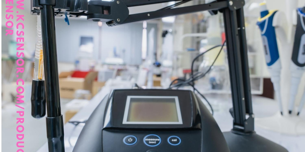 How does a pH sensor work, and what are its key components that enable it to measure the pH of a solution