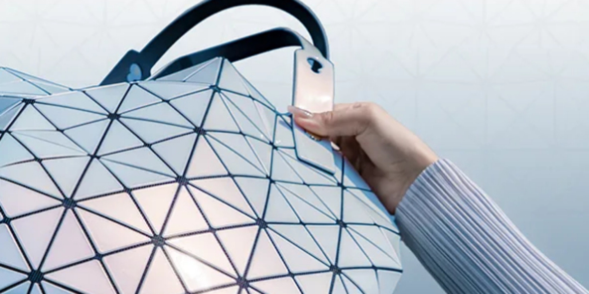 三宅一生貝母包，閃耀夏日美學靈感！