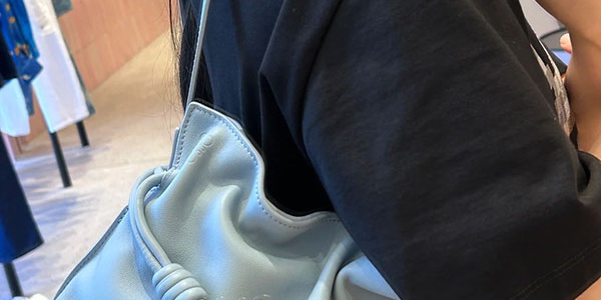 探索Loewe Flamenco手袋的多種背法方式