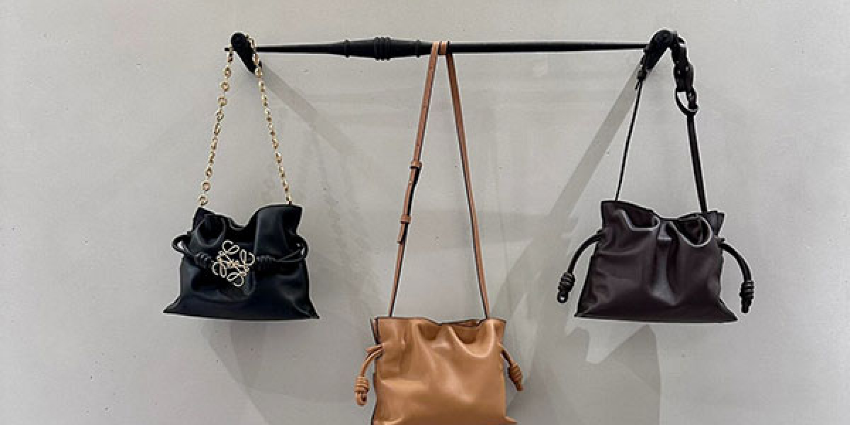 Loewe Flamenco手袋的尺寸選擇指南