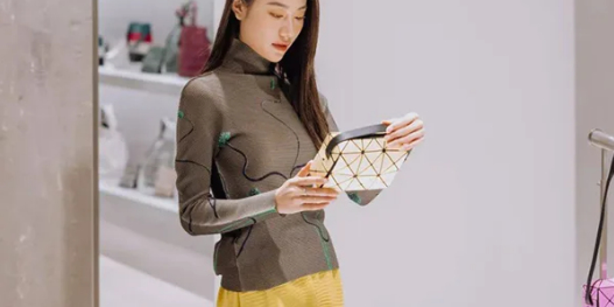 2023第①個包包怎麼選？「三宅一生」給你答案！