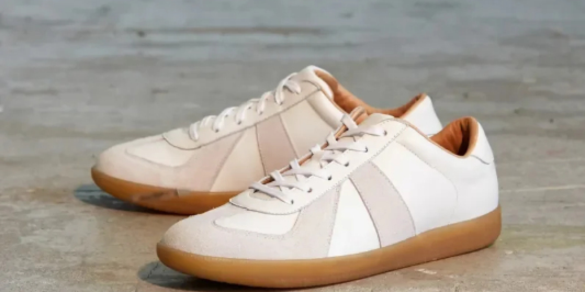 為何這雙鞋在時尚圈爆紅？韓星示範德訓鞋穿搭技巧！