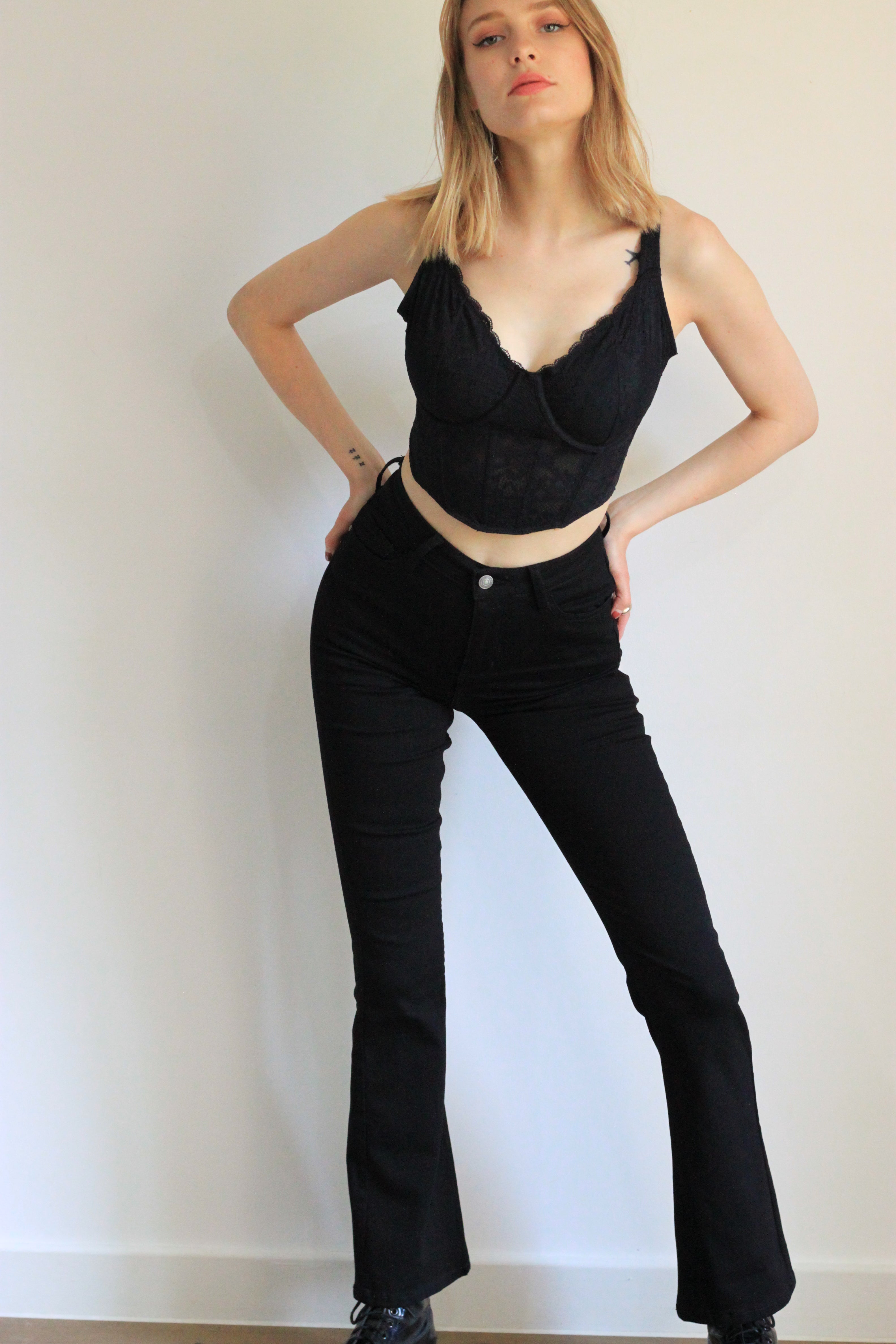 What Body Types Look Best in Flare Jeans for Women – FreeSpirits Fashion