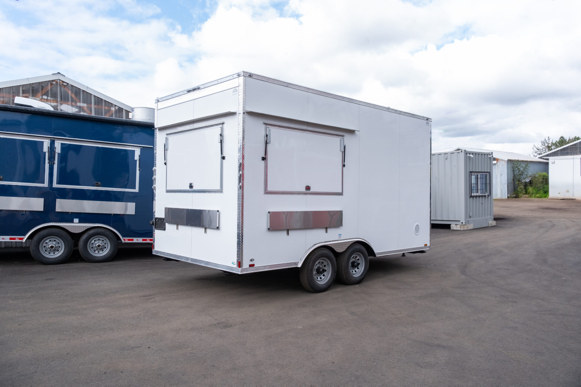 Small Food Truck vs. Commercial Food Trailer | PNW Guide