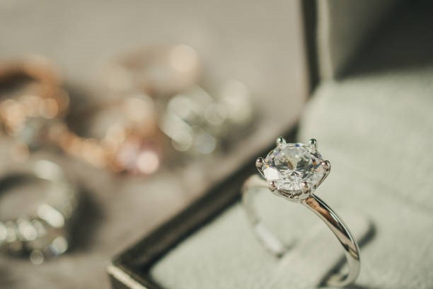 How to Spot Real vs Fake Pawn Shop Diamond Rings Easily – Pawn Shop Quens