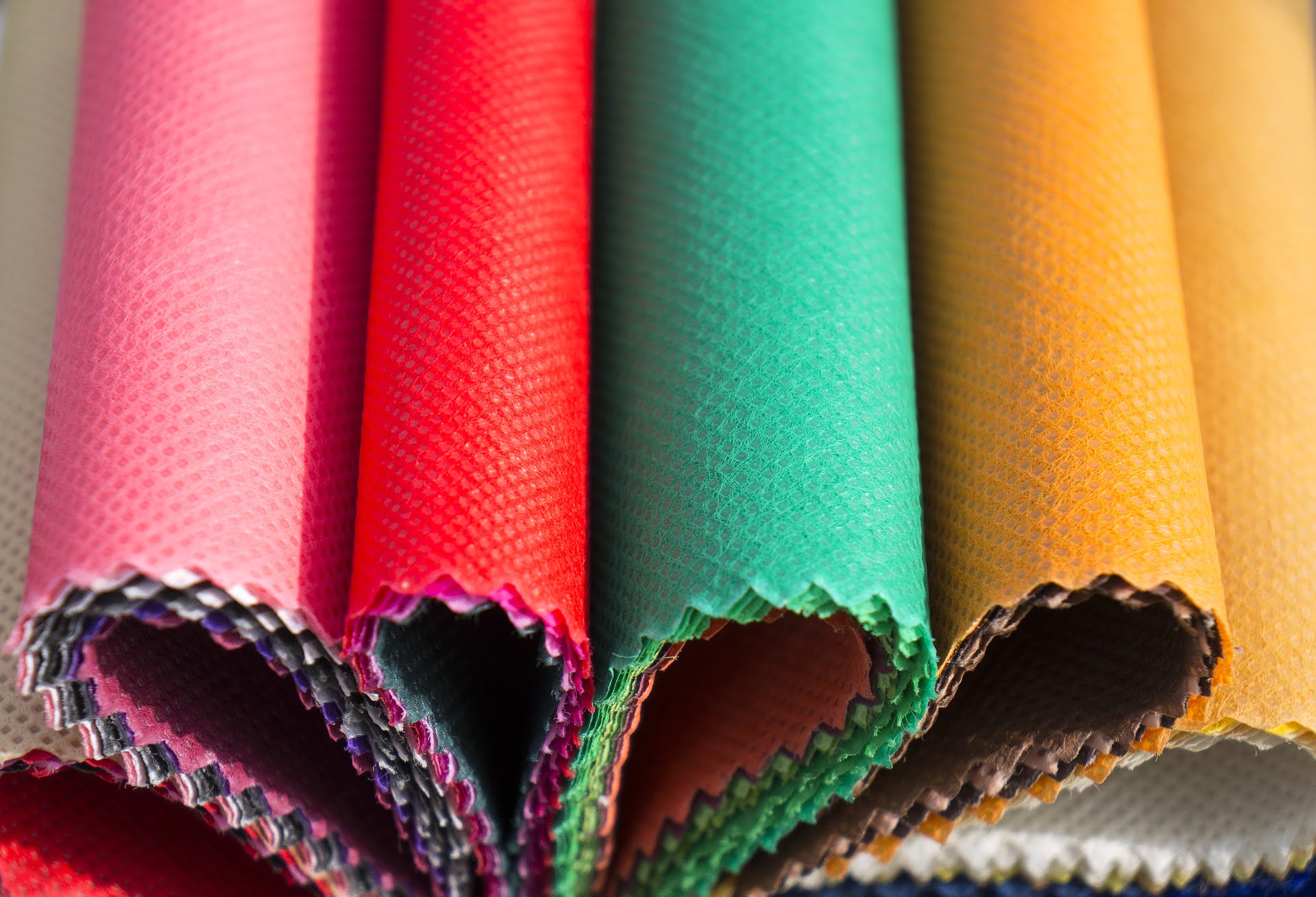 What are the raw materials of non woven?